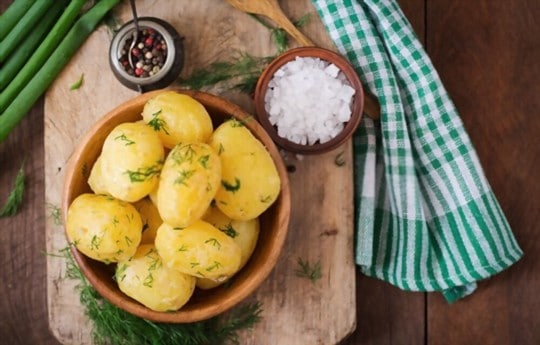 boiled potatoes with parsley and butter