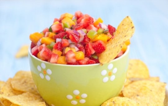 crunchy leafy strawberry salsa