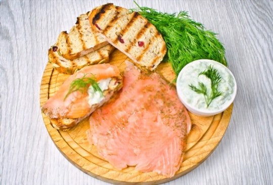 smoked salmon and dill yogurt sauce