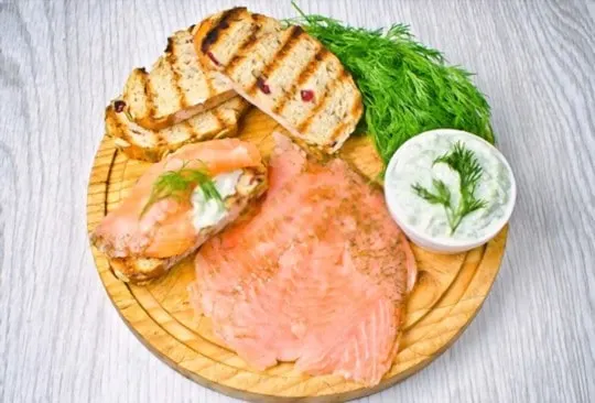 smoked salmon and dill yogurt sauce