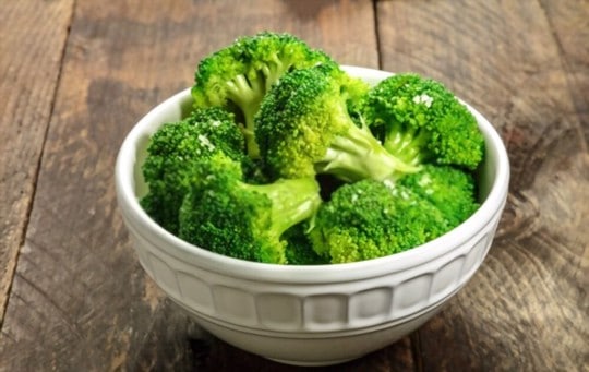 steamed broccoli with toasted sesame seeds