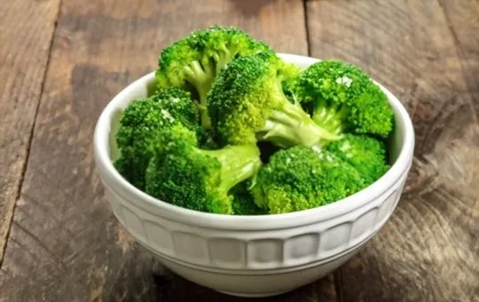 steamed broccoli with toasted sesame seeds