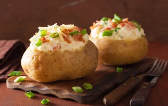 baked potato with chives and sour cream