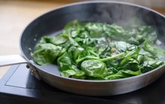 fried spinach leaves in garlic