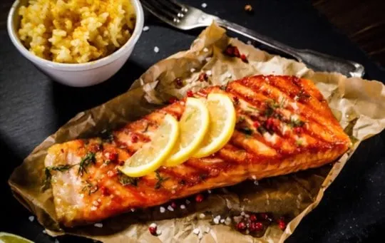 grilled salmon with dill yogurt sauce