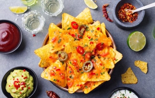 nachos and salsa