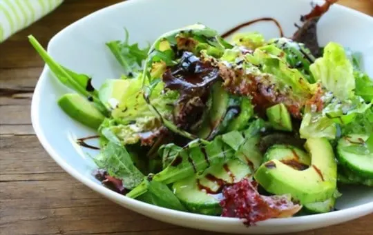 green salad with balsamic sauce