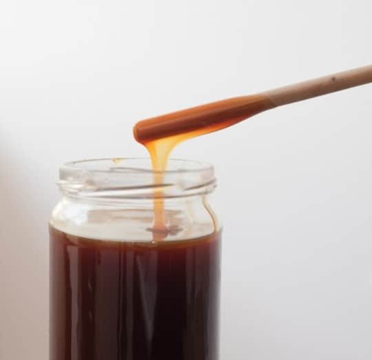 5 BEST Substitutes for Corn Syrup in Caramel