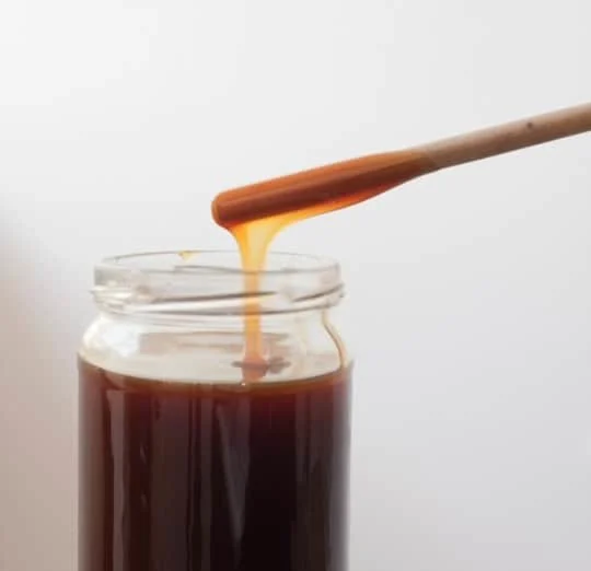 5 BEST Substitutes for Corn Syrup in Caramel
